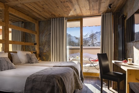 Superior Double or Twin Room, Balcony | In-room safe, individually decorated, individually furnished, desk. Hôtel Côte Brune