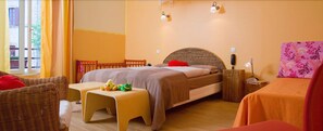Quarto triplo | Cofres nos quartos, escrivaninha, quartos à prova de som