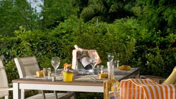 Phục vụ bữa trưa và bữa tối, món Pháp