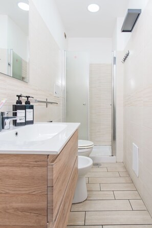 Triple Room, Terrace, City View | Bathroom | Shower, free toiletries, hair dryer, bidet - B&B Metropolitan (Naples)