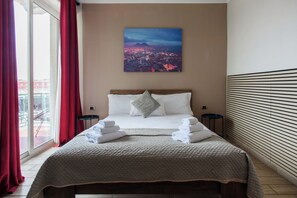 Quarto triplo, terraço, vista para a cidade | Cofres nos quartos, escrivaninha, quartos à prova de som