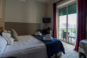 Dreibettzimmer, Stadtblick | Zimmersafe, Schreibtisch, schallisolierte Zimmer, kostenloses WLAN