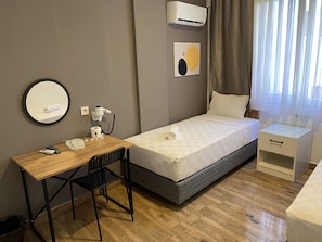 Chambre avec lits jumeaux, salle de bains commune | Bureau, Wi-Fi gratuit