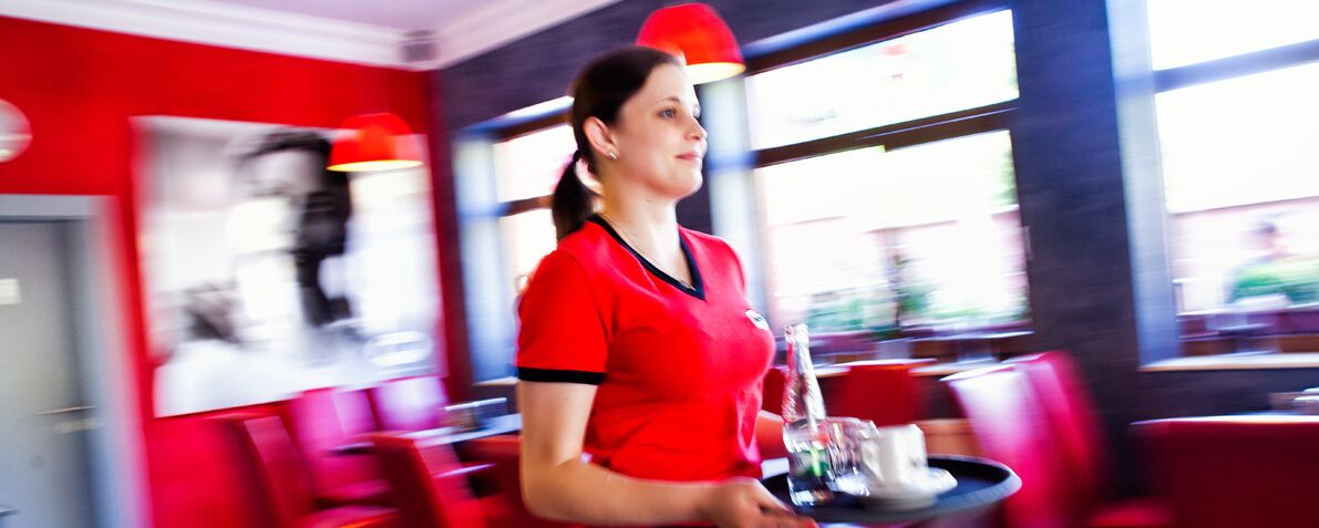 Un restaurant amb parets vermelles i decoració moderna.