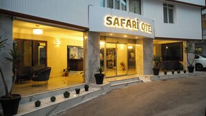 A building with a sign reading "SAFARI HOTEL". - Safari Otel (Antalya)