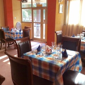 Breakfast, lunch, dinner served; local and international cuisine 