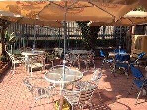 Terrace/patio - The Lions Den Hotel (Addis Ababa)