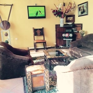 Flat-screen TV - The Lions Den Hotel (Addis Ababa)