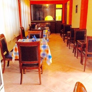 S'hi serveixen esmorzars, dinars i plats de cuina local i internacional