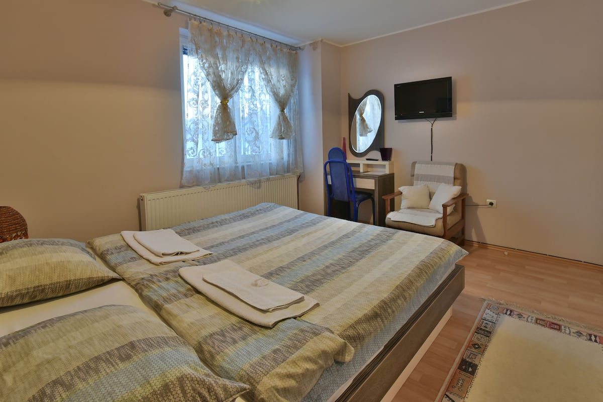 Basic Double Room, 1 King Bed, Private Bathroom (10) | Free WiFi, bed sheets