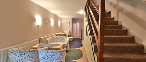 Coin salon dans le hall