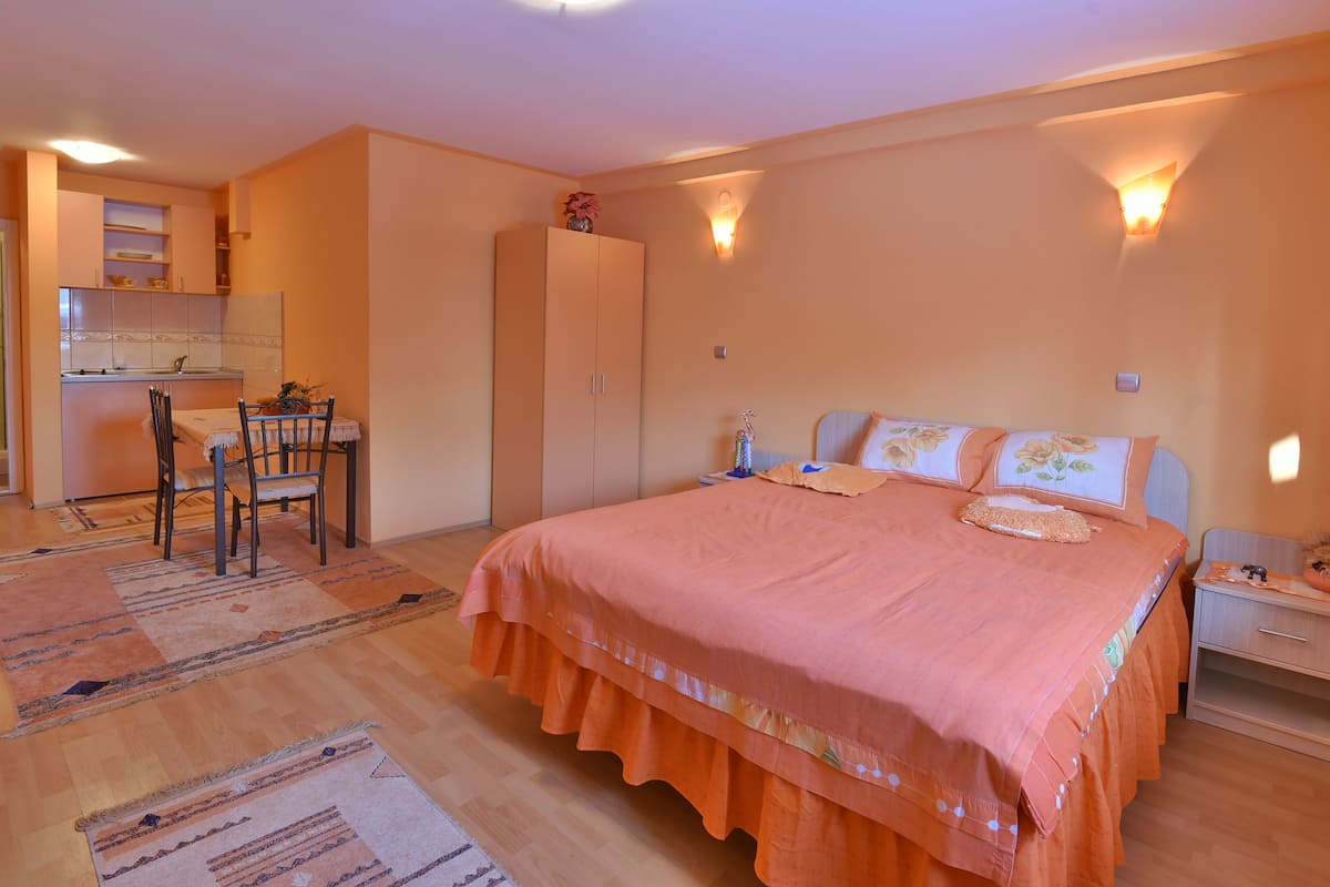 Deluxe Studio, 1 King Bed, Private Bathroom | Free WiFi, bed sheets