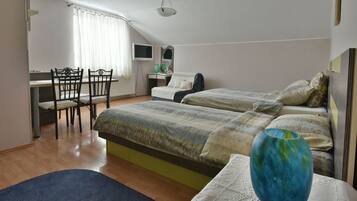 Studio cơ bản, nhiều giường, phòng tắm riêng (6) | Truy cập Internet không dây miễn phí, bộ trải giường