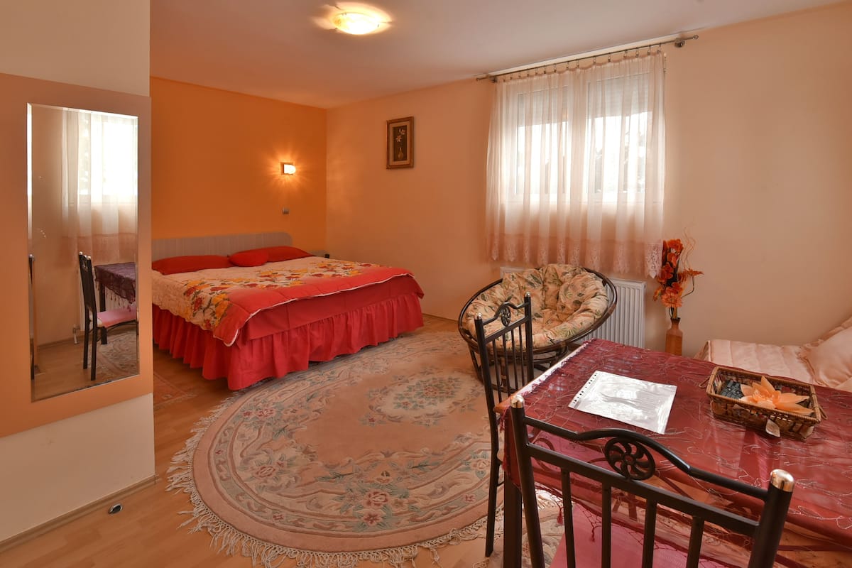 Deluxe Studio, 1 King Bed with Sofa bed, Private Bathroom | Living area | TV