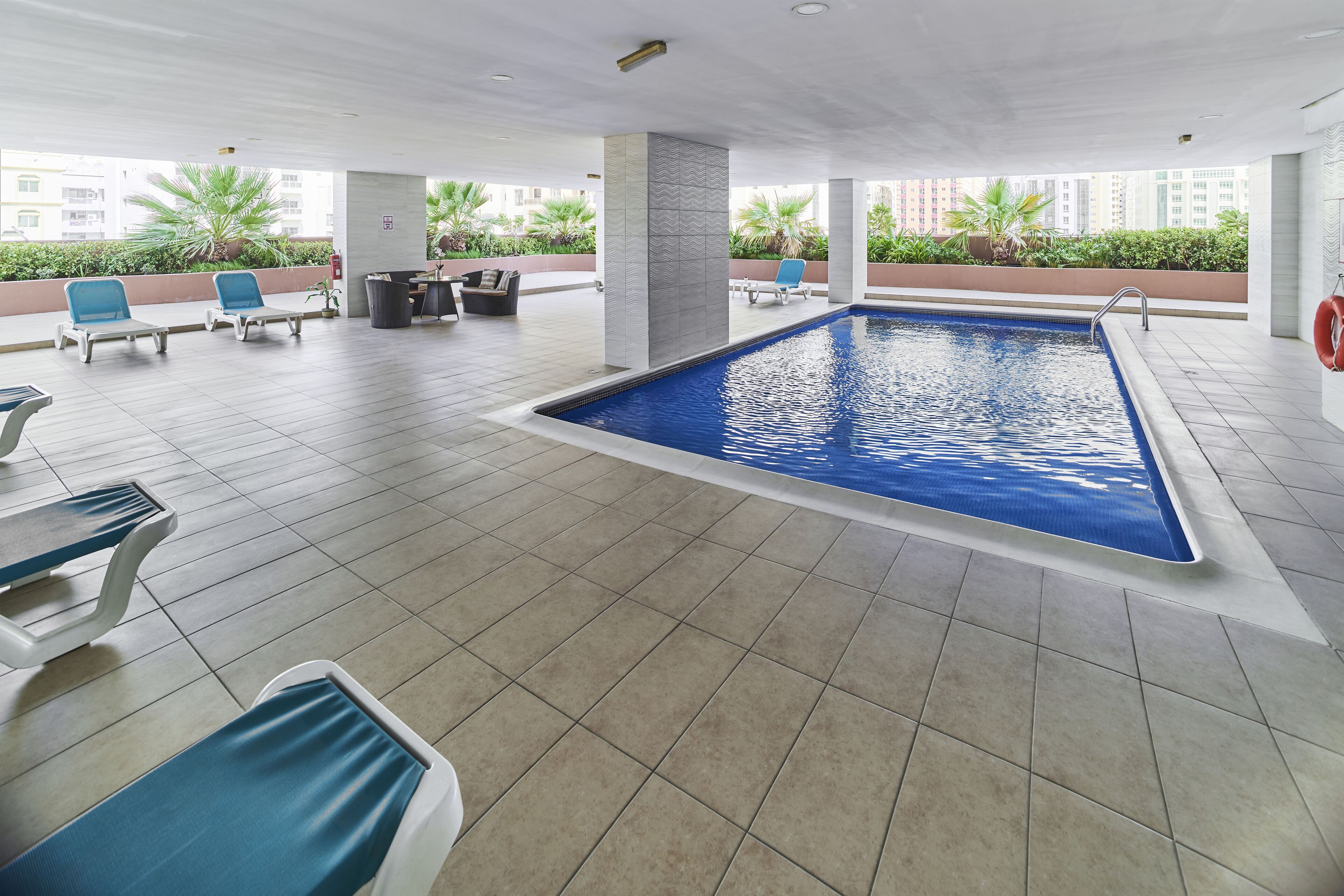 室内游泳池，室外游泳池，池畔遮阳伞，日光浴躺椅