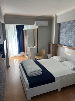 Habitación estándar con 1 cama matrimonial o 2 individuales | Caja de seguridad en la habitación y escritorio 