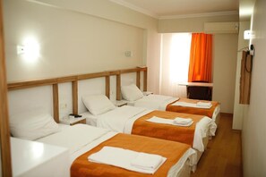 Quarto família | Cofres nos quartos, escrivaninha, espaço de trabalho para notebook