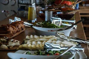 朝食 (ビュッフェ)、毎日提供 (無料)