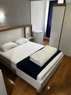 Habitació doble o amb dos llits individuals estàndard | Caixa forta a l'habitació i escriptori 