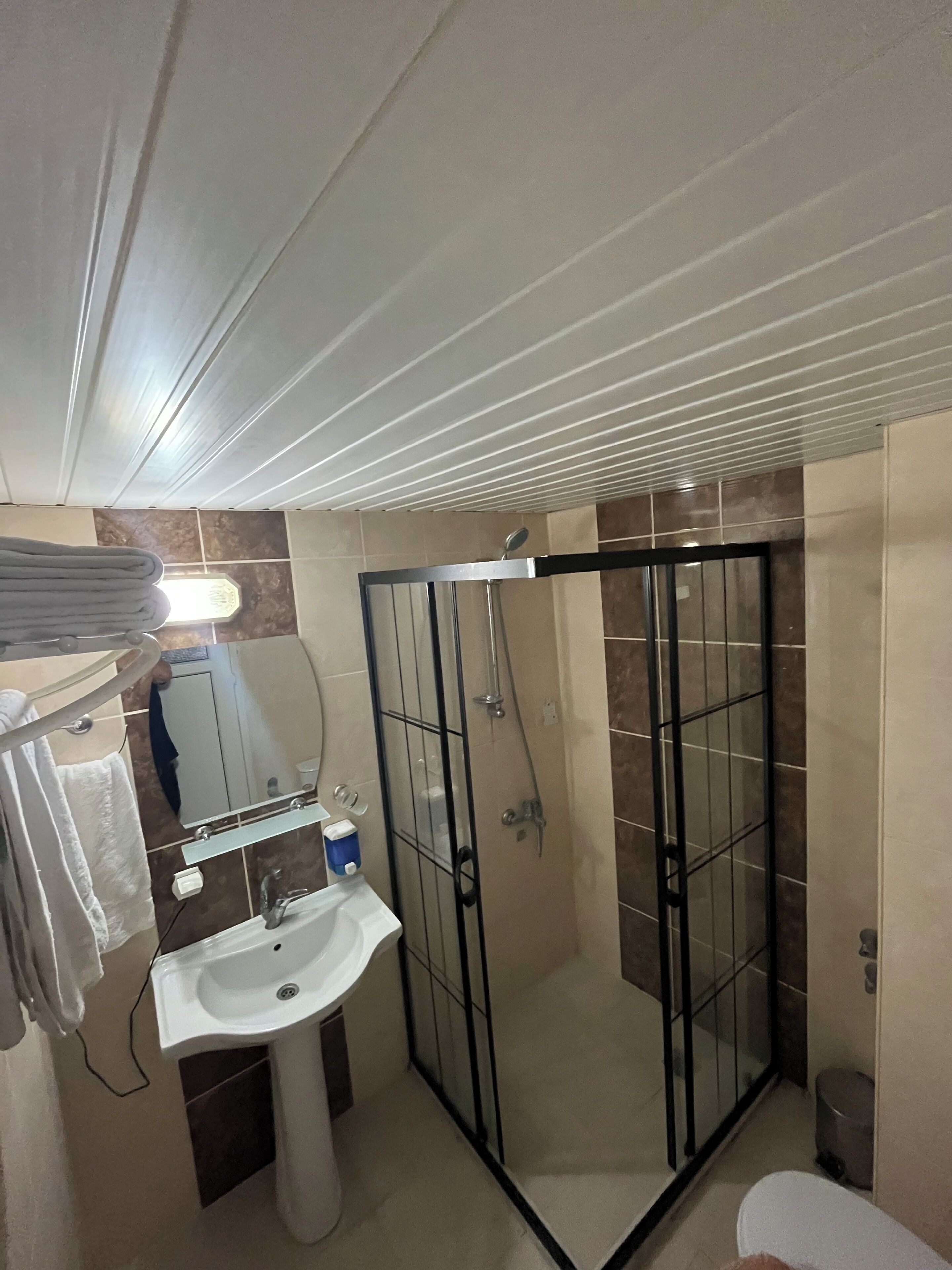 Een douche, gratis toiletartikelen, een haardroger, pantoffels
