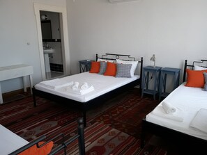 Habitación cuádruple estándar, vistas al mar | Escritorio y wifi gratis