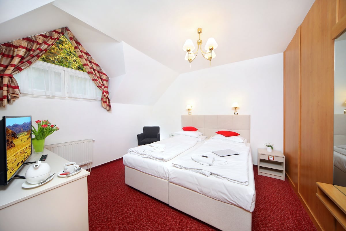 Double or Twin Room | In-room safe, desk, free cribs/infant beds, free WiFi