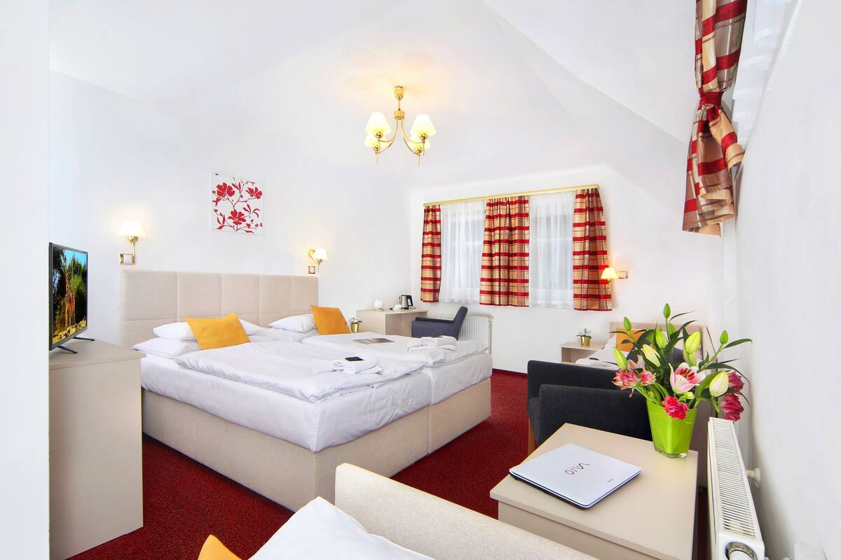 Vierbettzimmer | Zimmersafe, Schreibtisch, kostenlose Babybetten, kostenloses WLAN