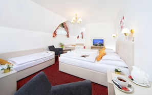 Quadruple Room | In-room safe, desk, free cribs/infant beds, free WiFi