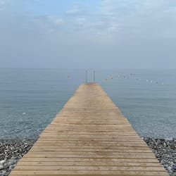 Privatstrand, Liegestühle, Sonnenschirme, Strandtücher