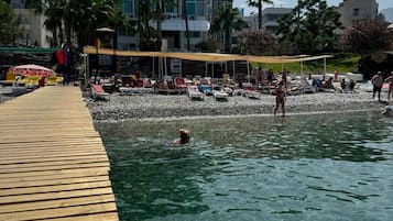 Privatstrand, LiegestĂŒhle, Sonnenschirme, StrandtĂŒcher