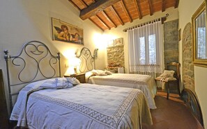 2 bedrooms, iron/ironing board, free cots/infant beds, rollaway beds - Casa Franci (Cortona)
