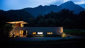 A modern house with a flat roof, large windows, and a well-lit entrance. - Villa De View Chiang Dao (Chiang Dao)