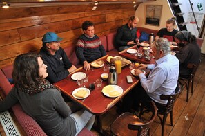 Free daily continental breakfast - Zeilschip Liberté (Weesp)