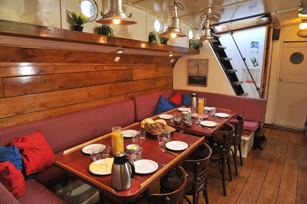 Twin Room, Shared Bathroom | Breakfast area - Zeilschip Liberté (Weesp)