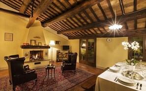 Apartment, 2 Schlafzimmer | Wohnbereich | Flachbildfernseher