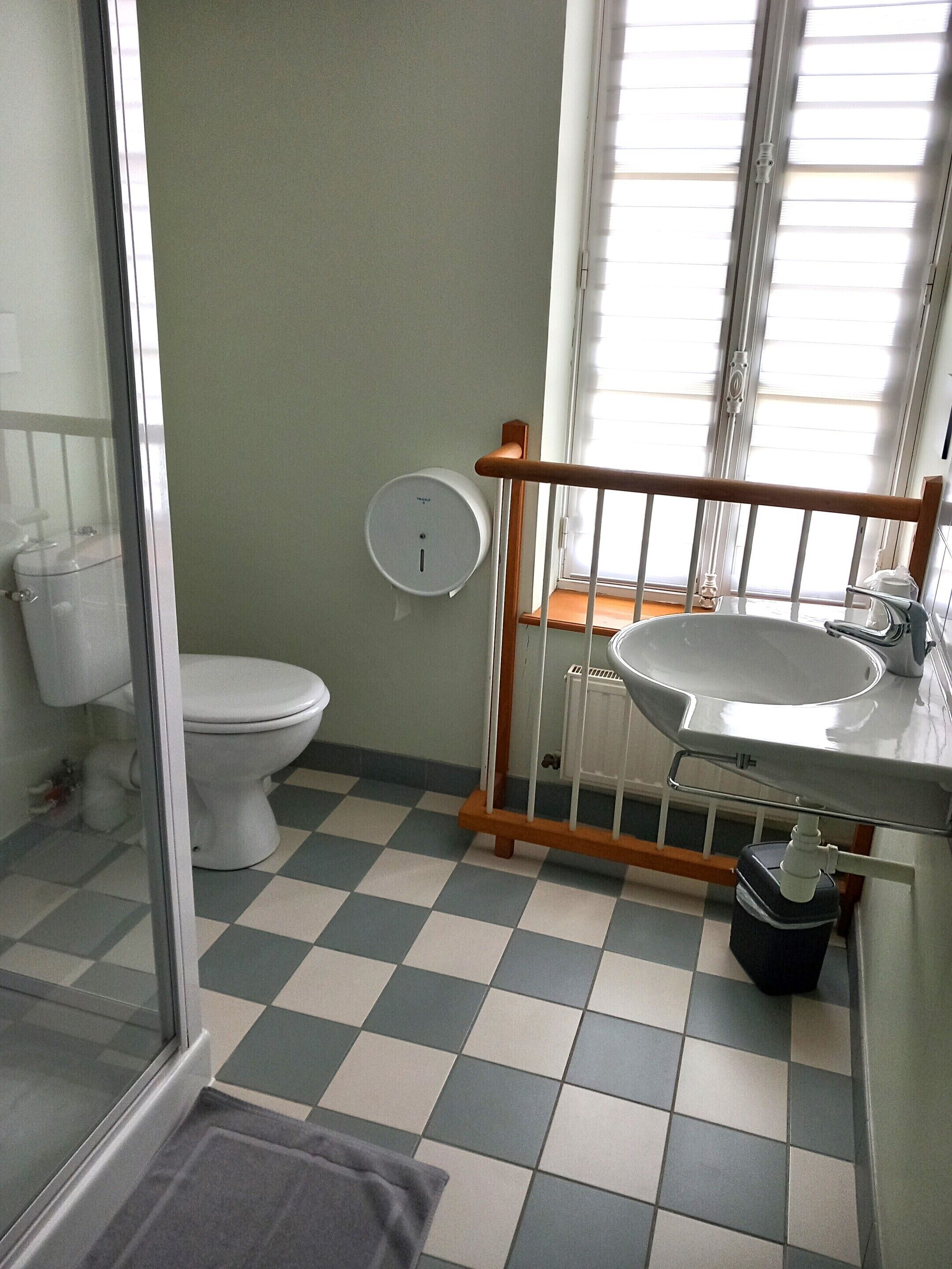 Un bagno con il water, un lavandino e una zona doccia.