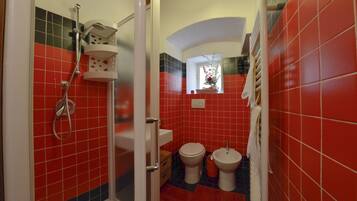 Apartment (1 Bedroom) | Bilik Mandi | Pancuran mandi, pengering rambut, bidet, tuala disediakan