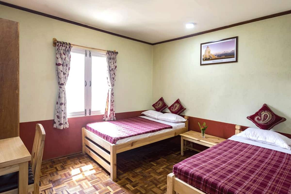 Standard Twin Room | In-room safe, desk, soundproofing, WiFi (free)
