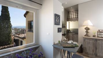 Suite Deluxe | Cucina privata | Frigorifero, microonde, piano cottura, macchina per caffè espresso