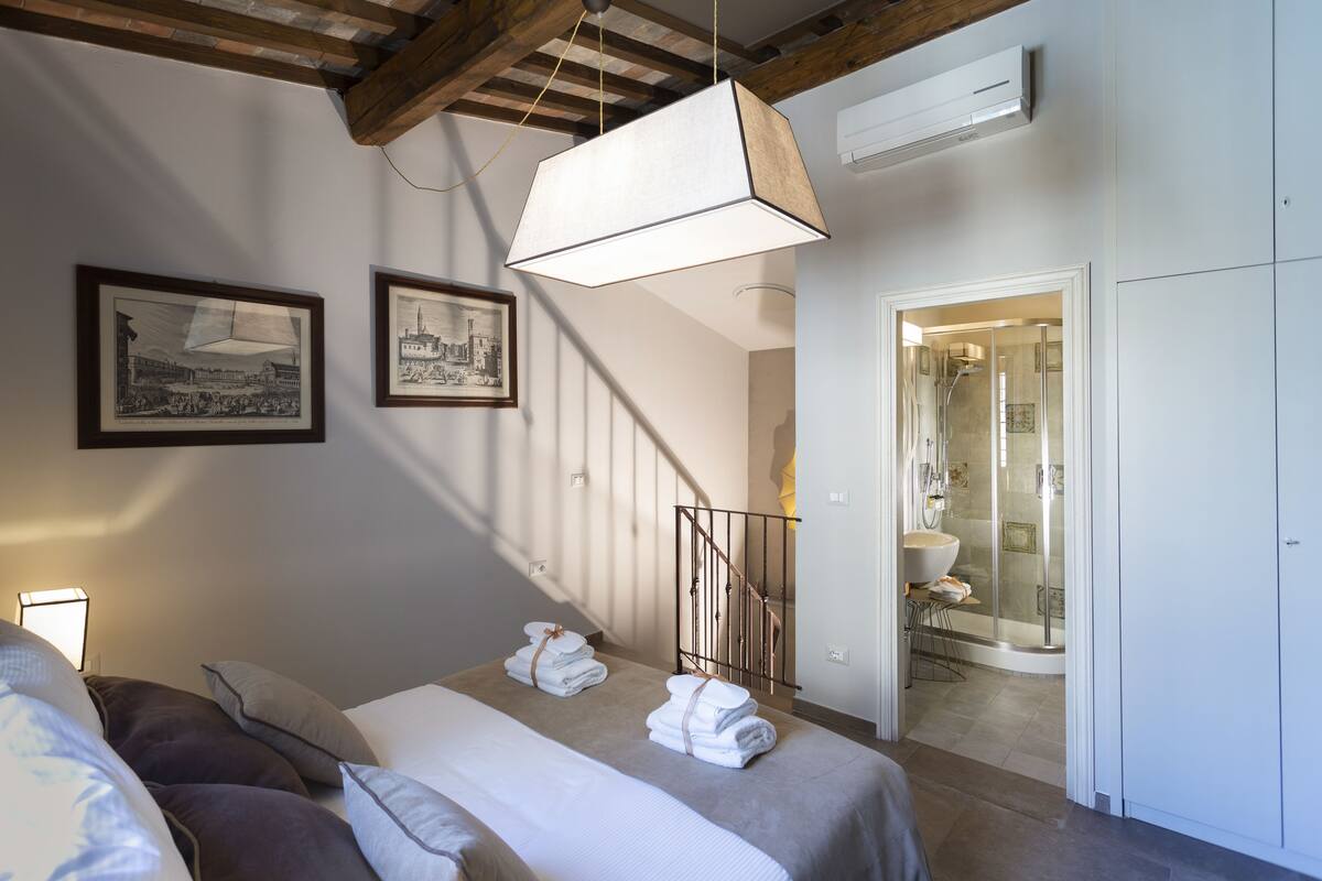 Deluxe Double Room on two levels | 1 室のベッドルーム、高級寝具、セーフティボックス (室内)、遮光カーテン