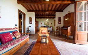 شقة - ٤ غرف نوم | منطقة المعيشة | تلفزيون بشاشة مسطحة