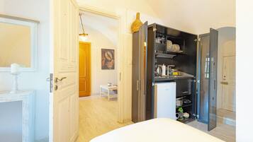 Family Suite | Private kitchen | Mini-fridge, espresso maker, coffee/tea maker, electric kettle