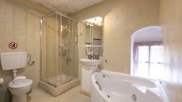 Deluxe Studio | Bathroom | Shower, free toiletries, hair dryer, towels