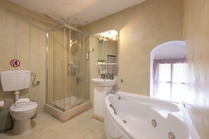 Estudio Deluxe | Baño | Ducha, artículos de higiene personal gratuitos y secador de pelo