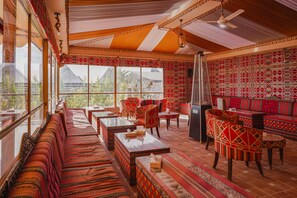 Café da manhã, almoço e jantar; culinária local 