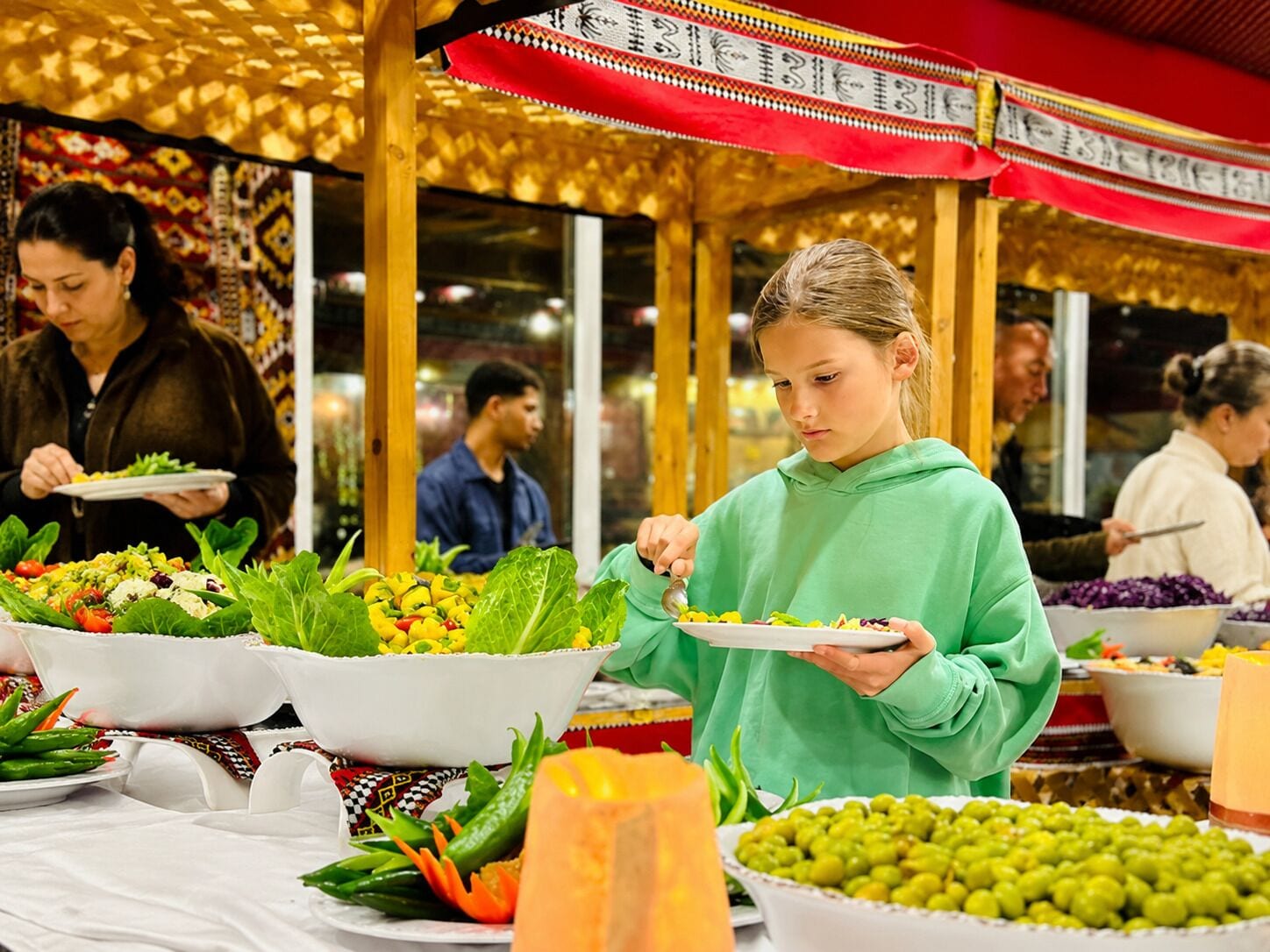 Un mercado de alimentos con diversos platos y verduras exhibidas.