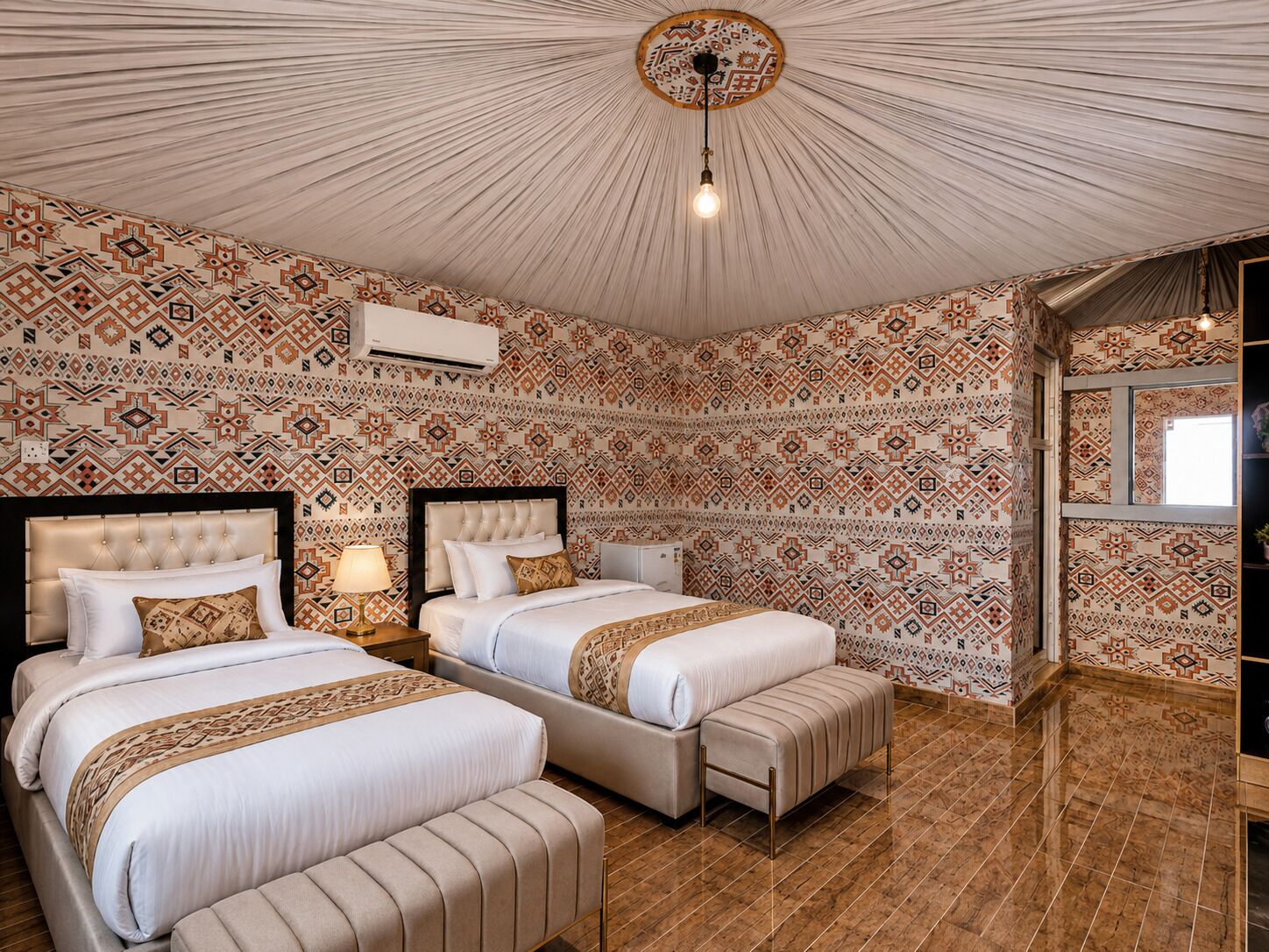Una habitación de hotel con dos camas, un ventanal grande y papel tapiz estampado.