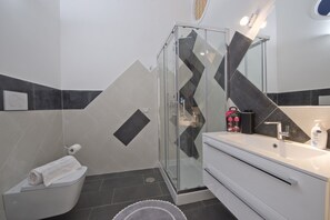 Vila, 2 quartos | Banheiro | Chuveiro, chuveiro com efeito de chuva, secador de cabelo, bidê