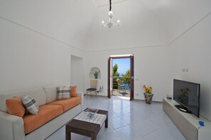 Villa, 2 Schlafzimmer | Wohnbereich | Fernseher