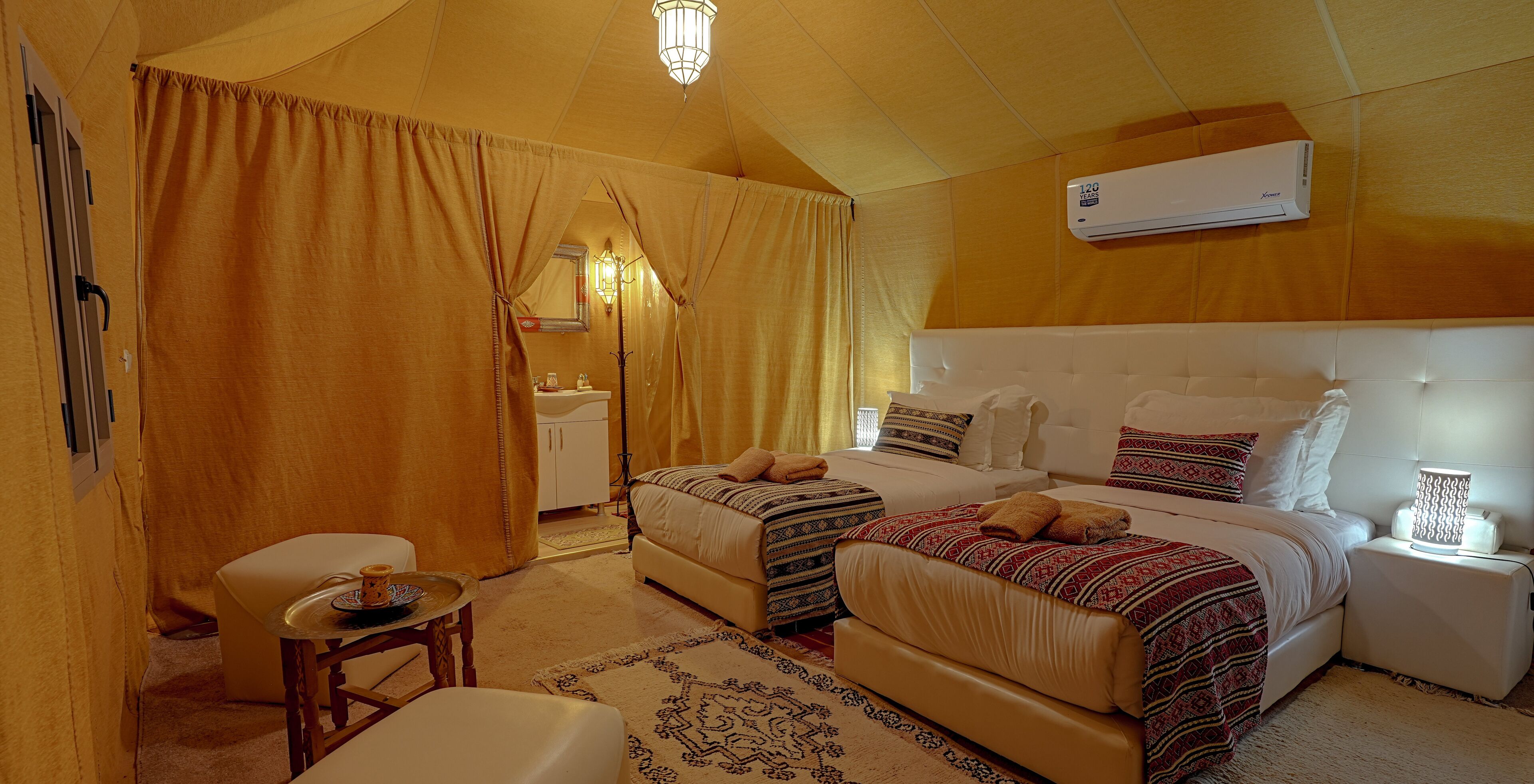 Ein Schlafzimmer mit Bett, Nachttisch und Klimaanlage.